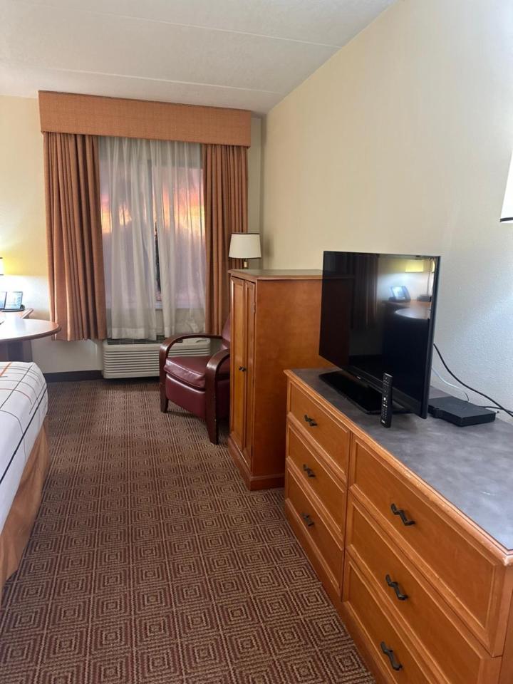 La Quinta Inn & Suites by Wyndham Sawgrass photo 54