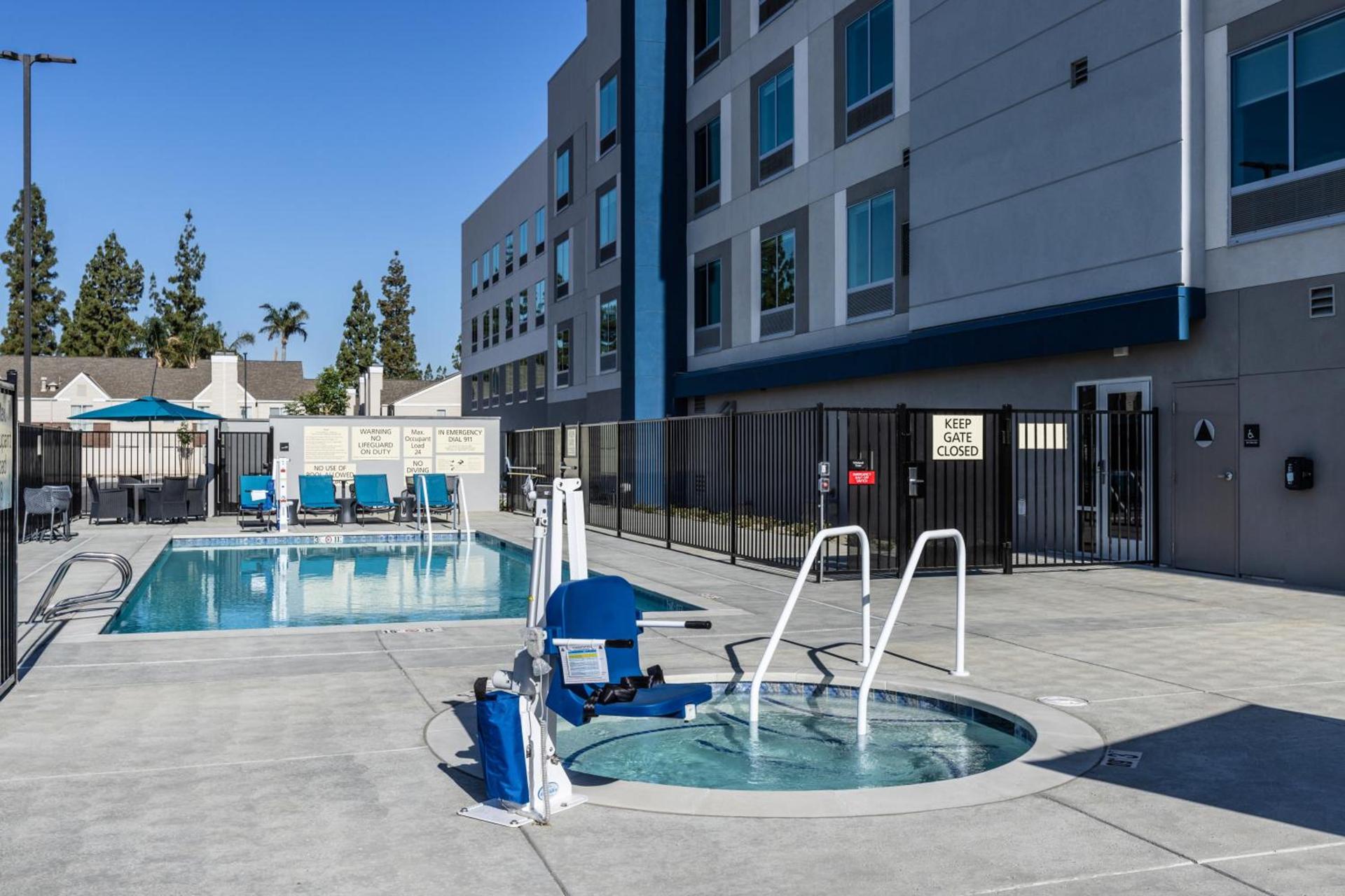 Hampton Inn & Suites Bakersfield Central photo 24