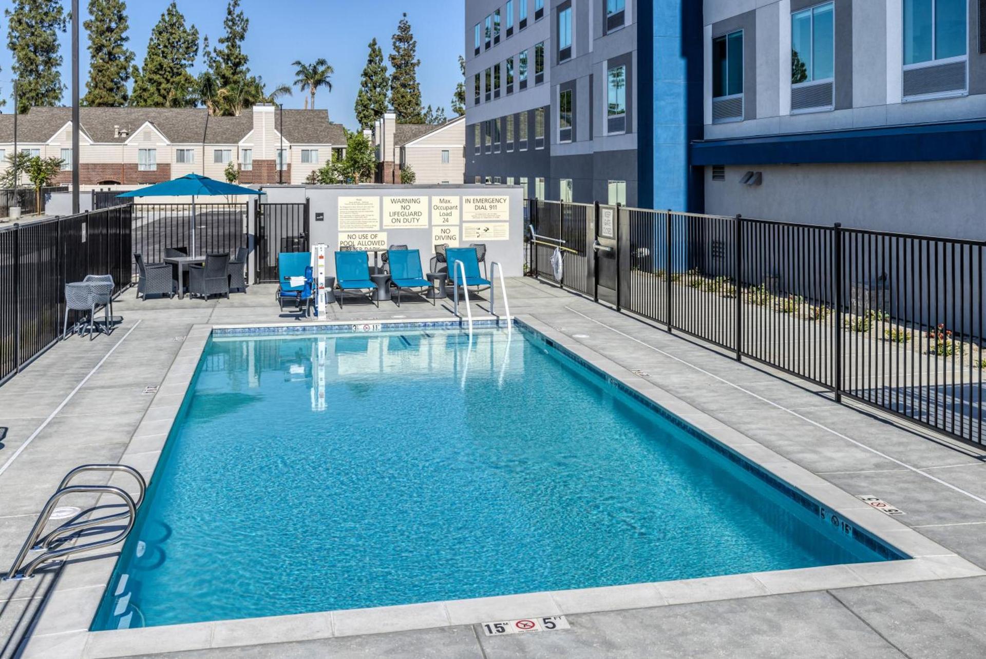 Hampton Inn & Suites Bakersfield Central photo 25