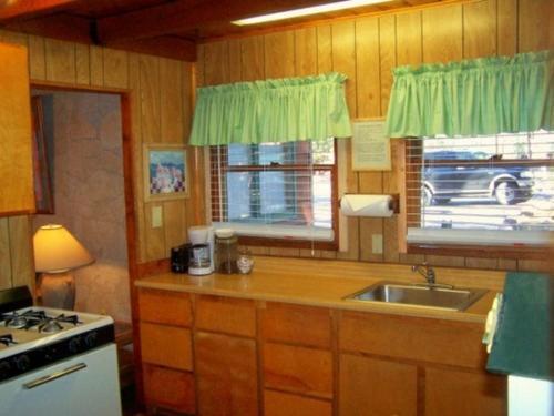Golden Bear Cottages photo 32