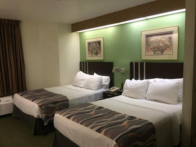 Pleasant Stay Inn & Suites photo 8