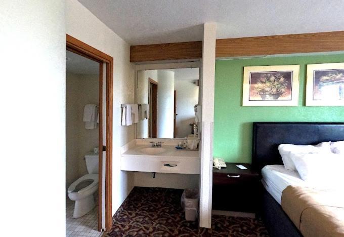 Pleasant Stay Inn & Suites photo 4