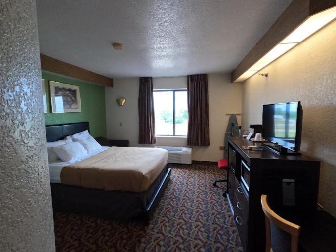 Pleasant Stay Inn & Suites photo 6