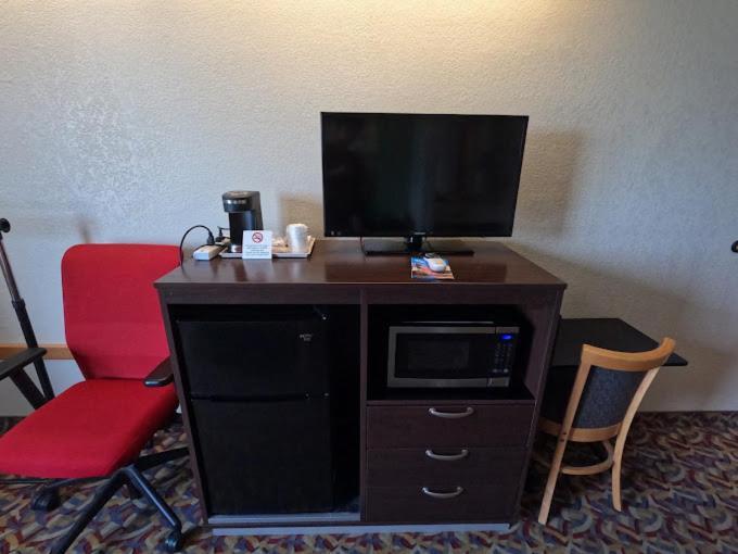 Pleasant Stay Inn & Suites photo 7