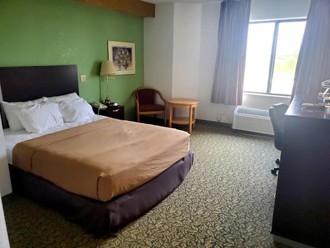 Pleasant Stay Inn & Suites photo 5