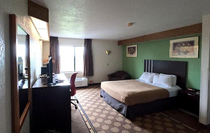 Pleasant Stay Inn & Suites photo 11