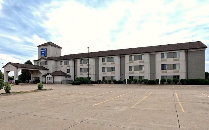 Pleasant Stay Inn & Suites photo 1