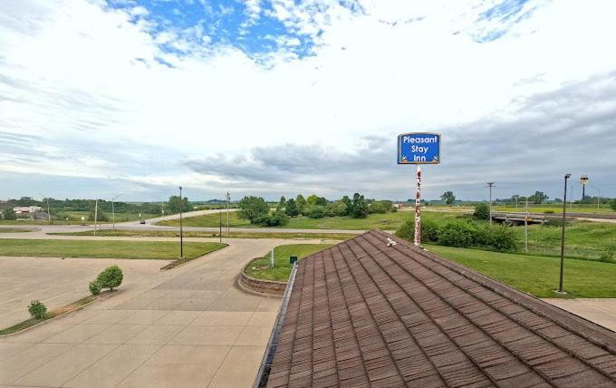 Pleasant Stay Inn & Suites photo 10