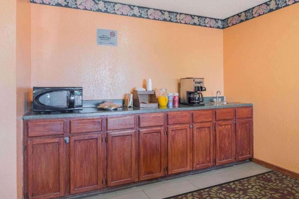 Knights Inn Ferguson MO photo 5