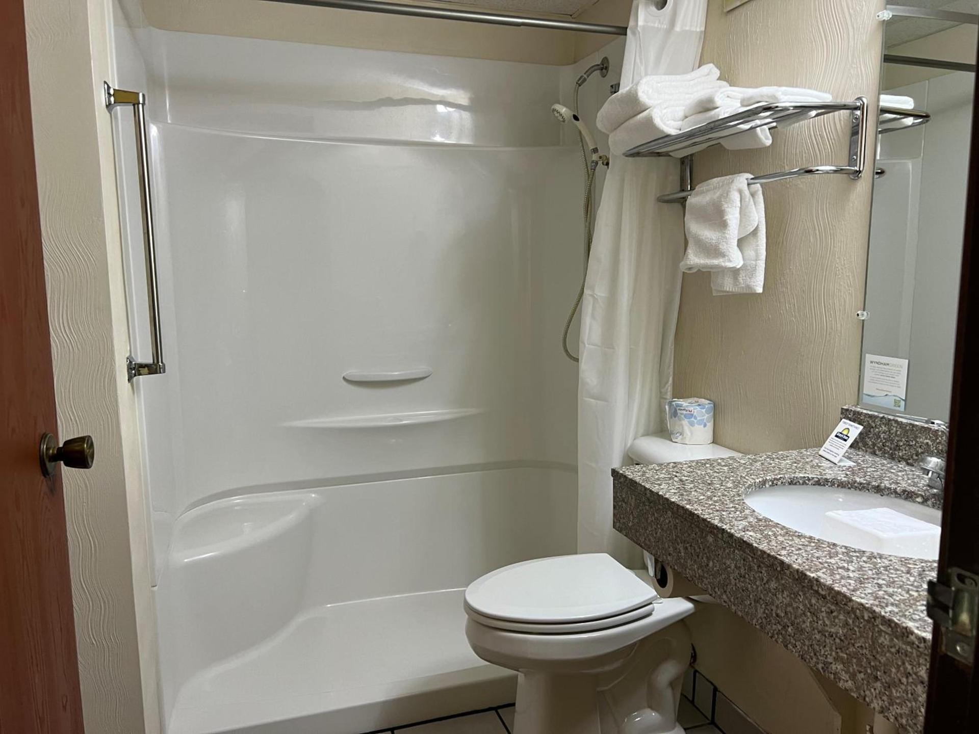 Days Inn by Wyndham Great Bend photo 10