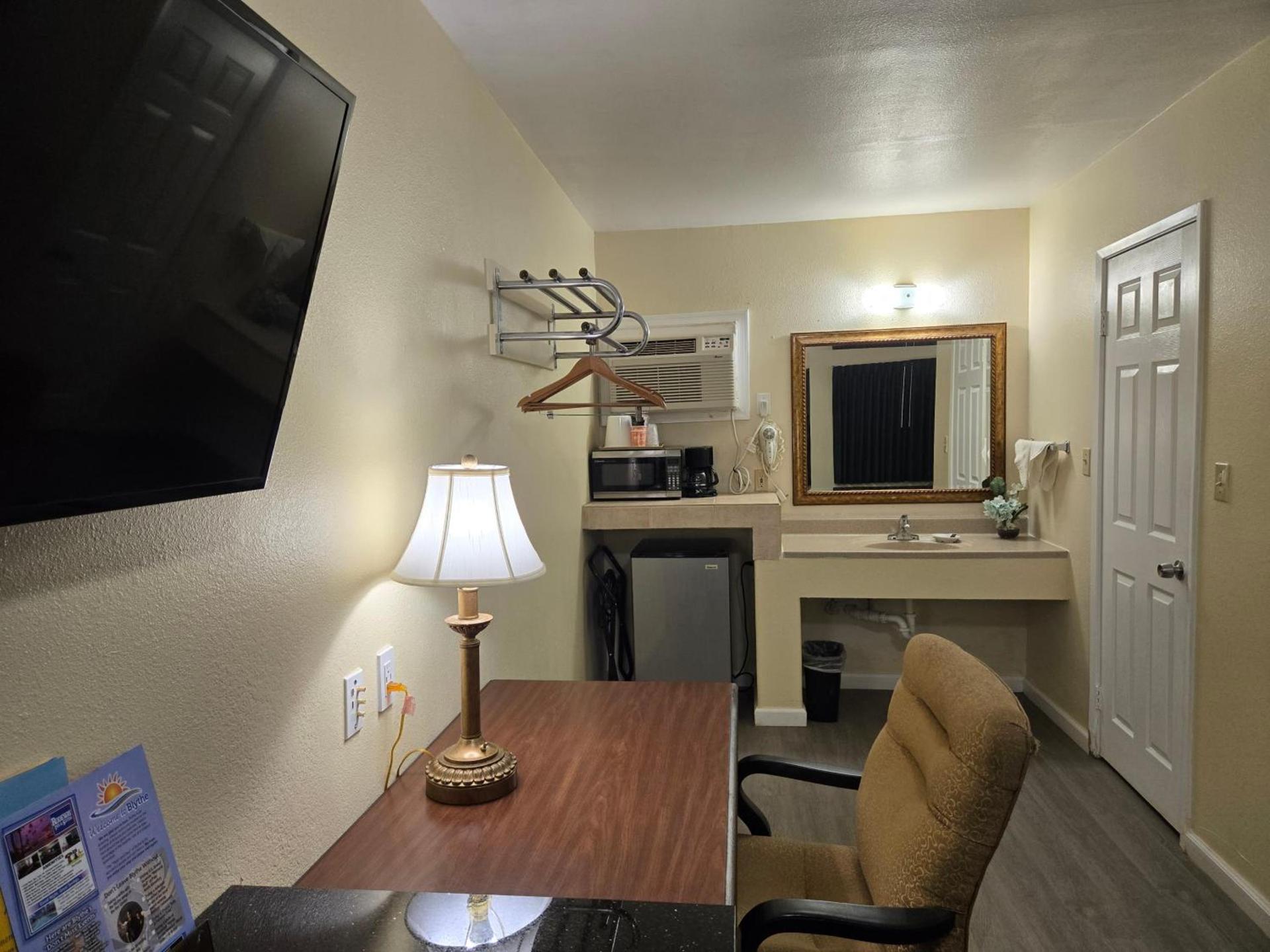 Rodeway Inn & Suites Blythe I-10 photo 30
