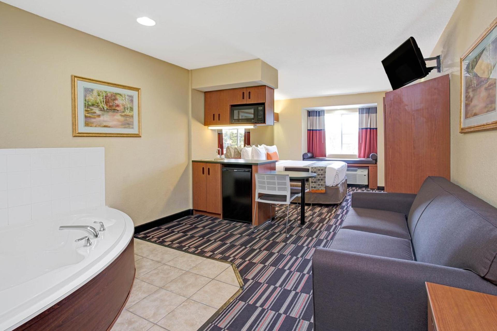 Microtel Inn & Suites by Wyndham Bushnell photo 12