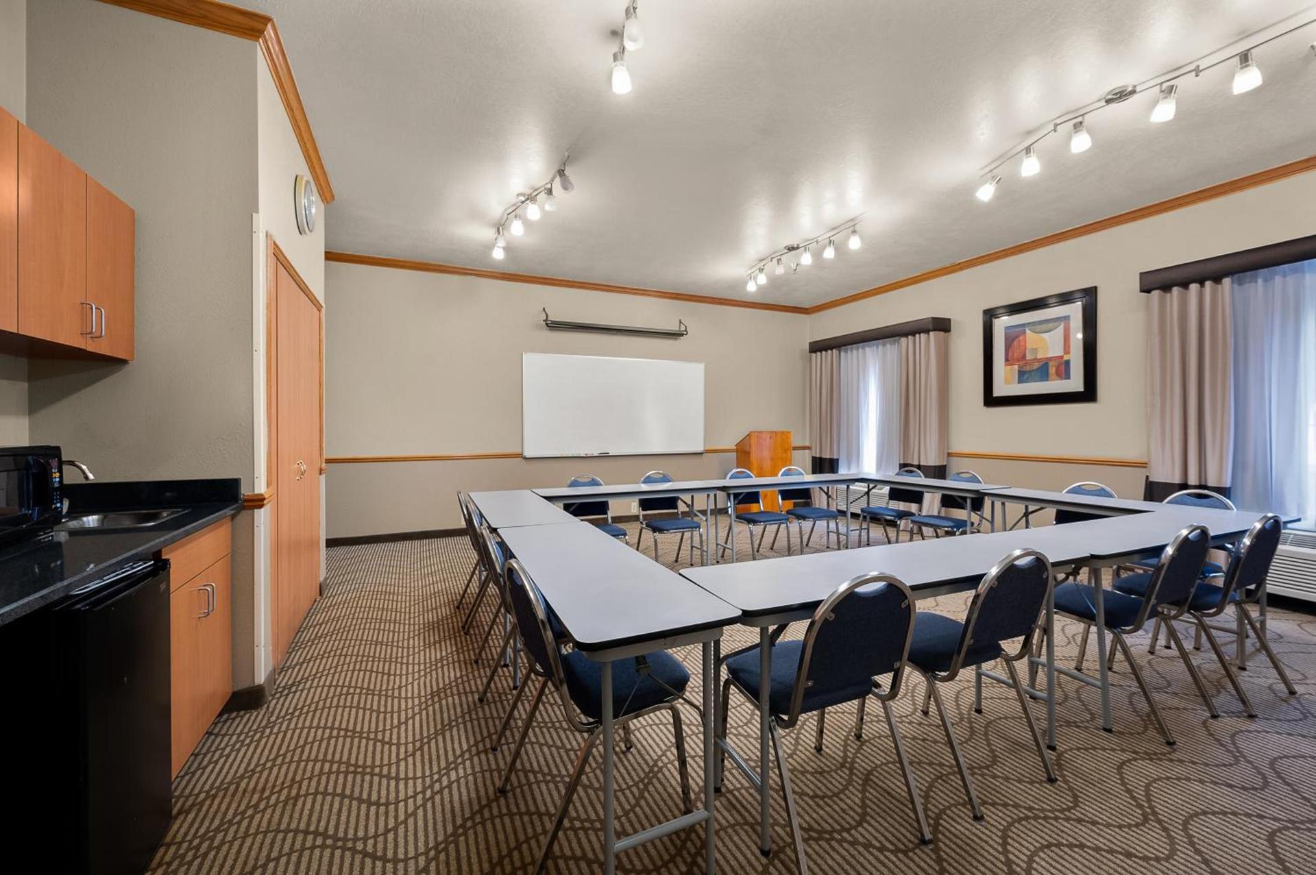 Comfort Inn & Suites Fenton photo 12