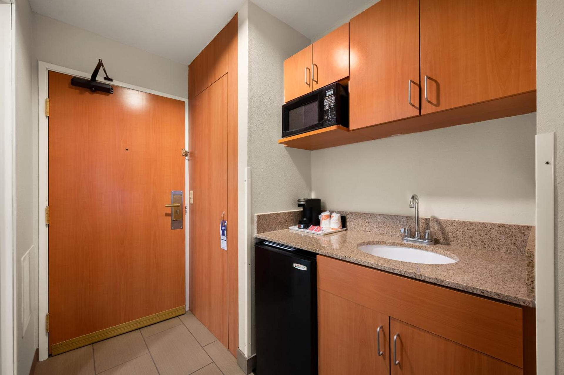 Comfort Inn & Suites Fenton photo 25