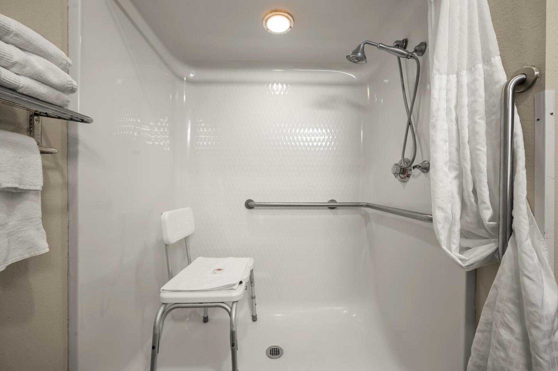 Comfort Inn & Suites Fenton photo 36