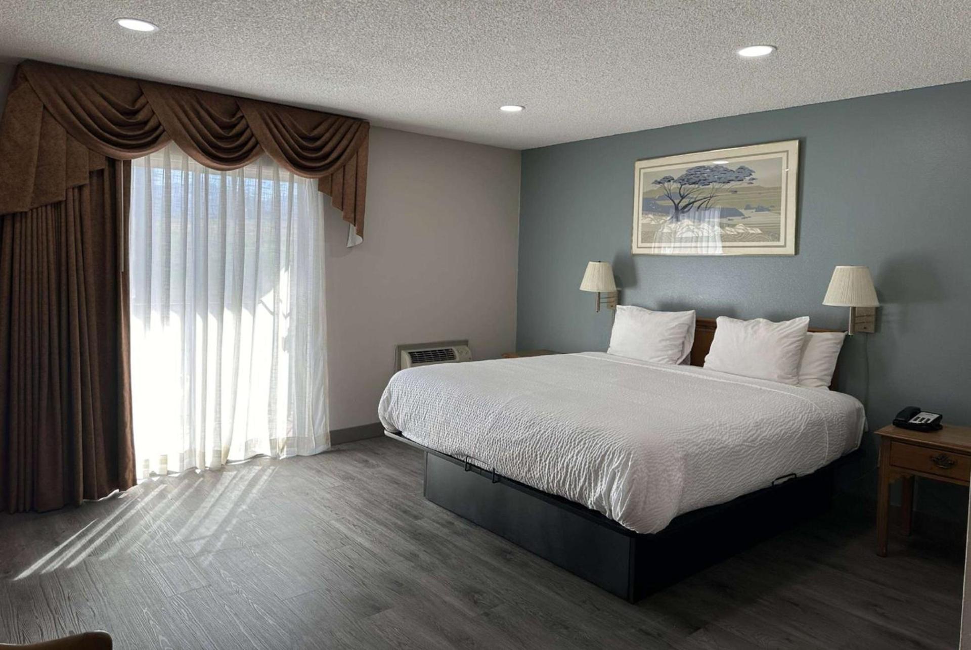 Days Inn by Wyndham Medford photo 3