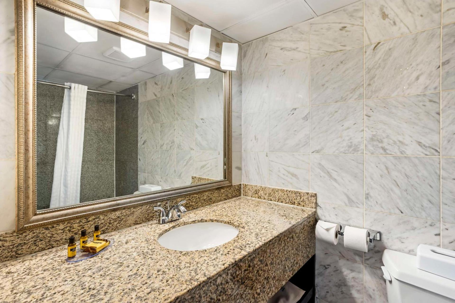 Aiden by Best Western Newark Airport photo 36