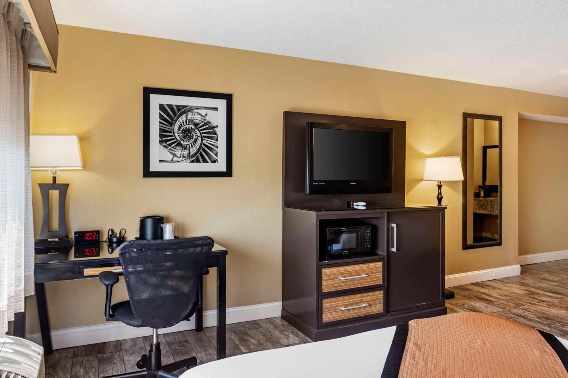 Aiden by Best Western Newark Airport photo 39
