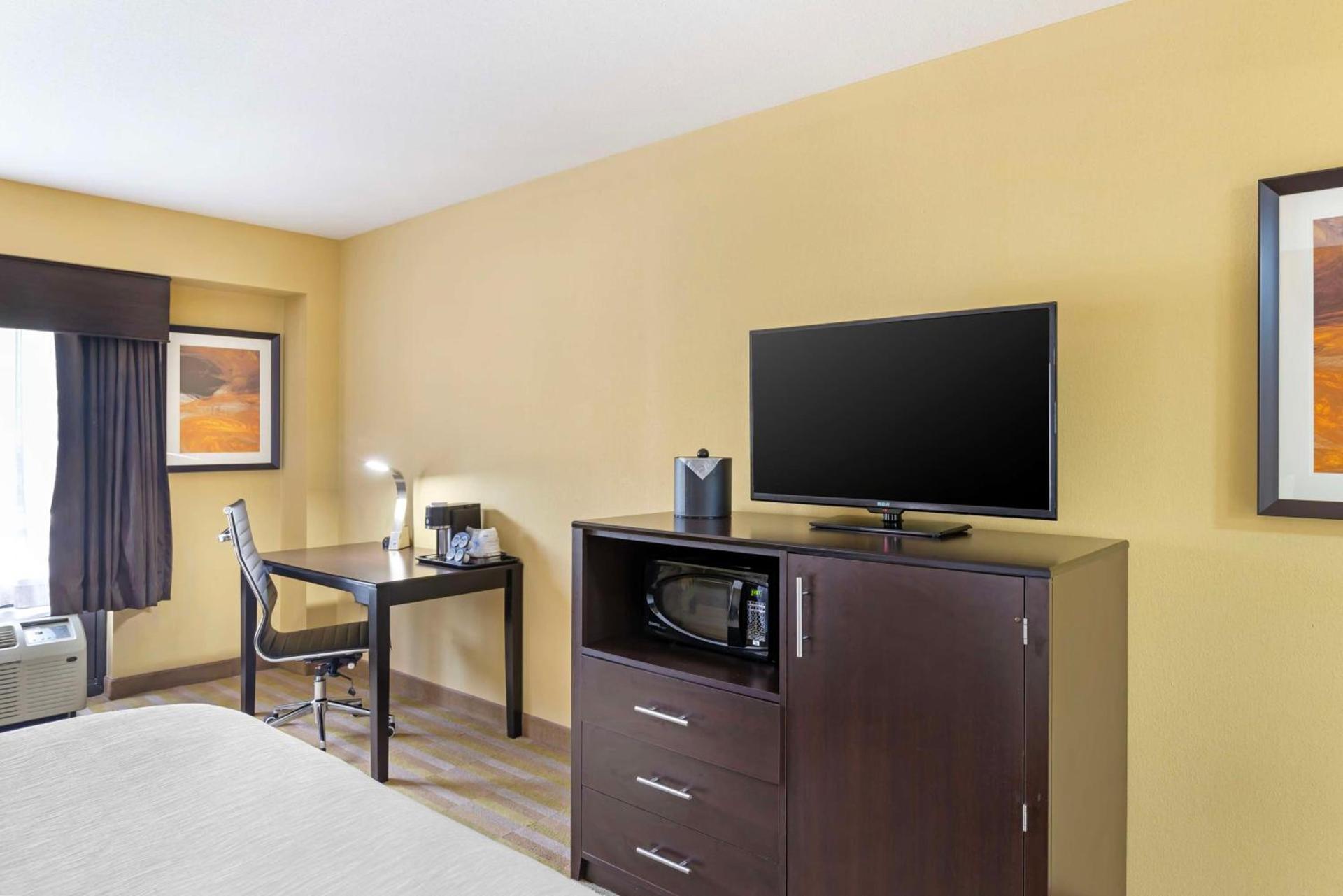 Best Western Plus Thornburg Inn & Suites photo 13