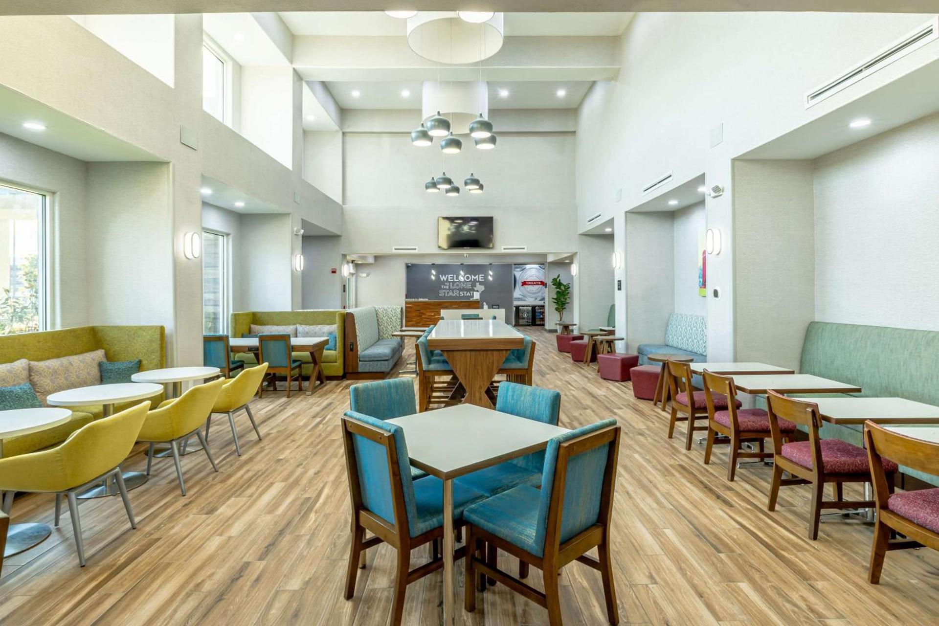 Hampton Inn & Suites Cleburne photo 4