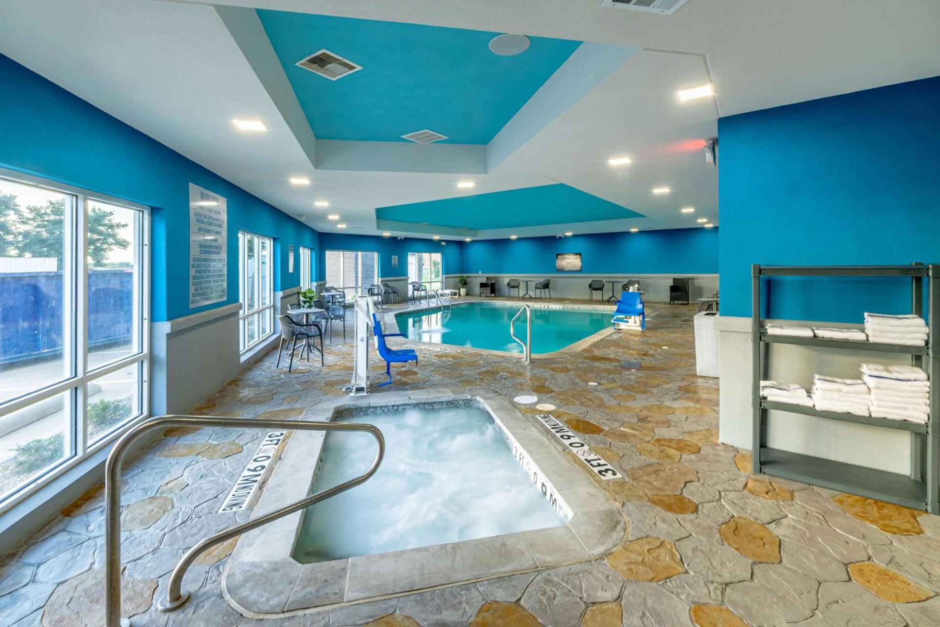 Hampton Inn & Suites Cleburne photo 11