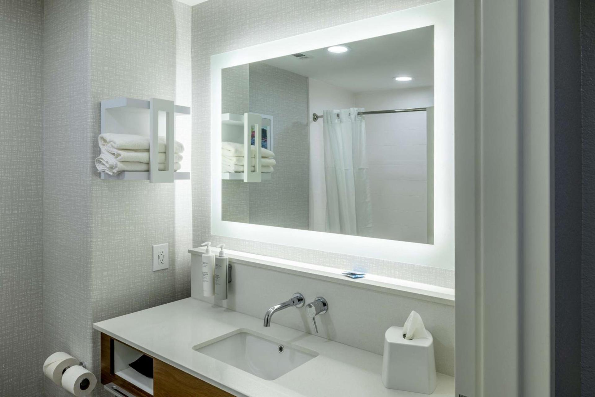 Hampton Inn & Suites Cleburne photo 35