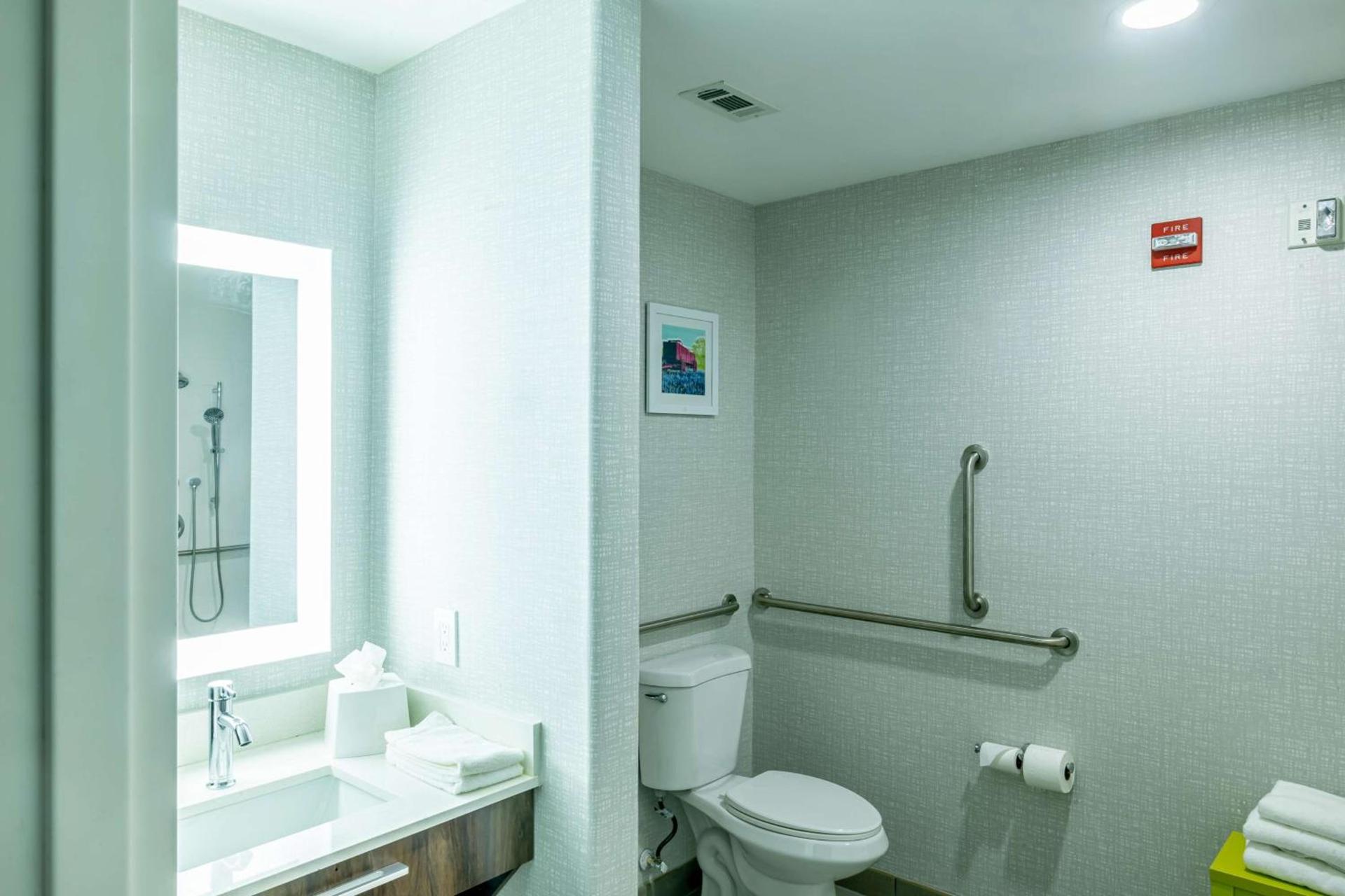 Hampton Inn & Suites Cleburne photo 41