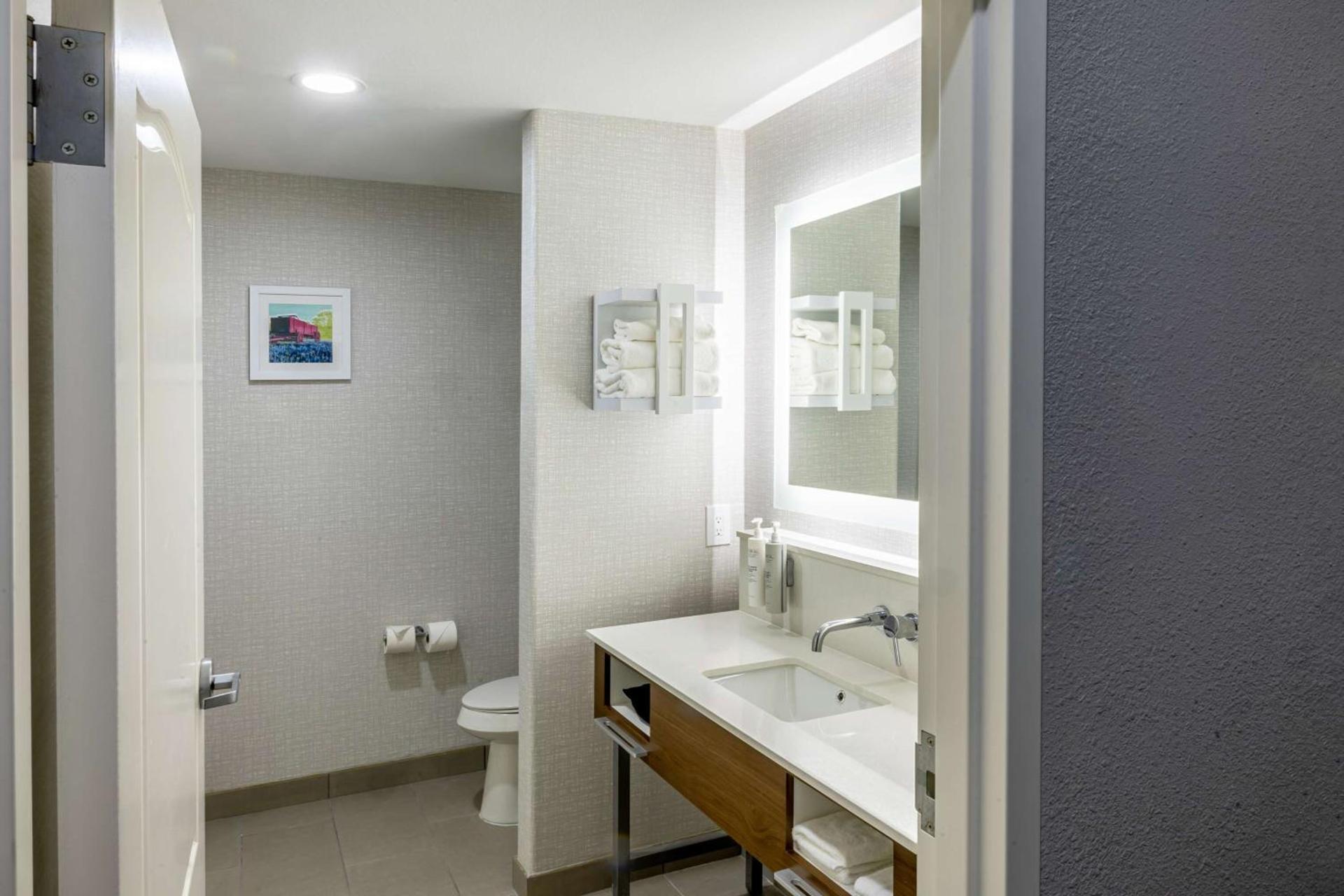 Hampton Inn & Suites Cleburne photo 42