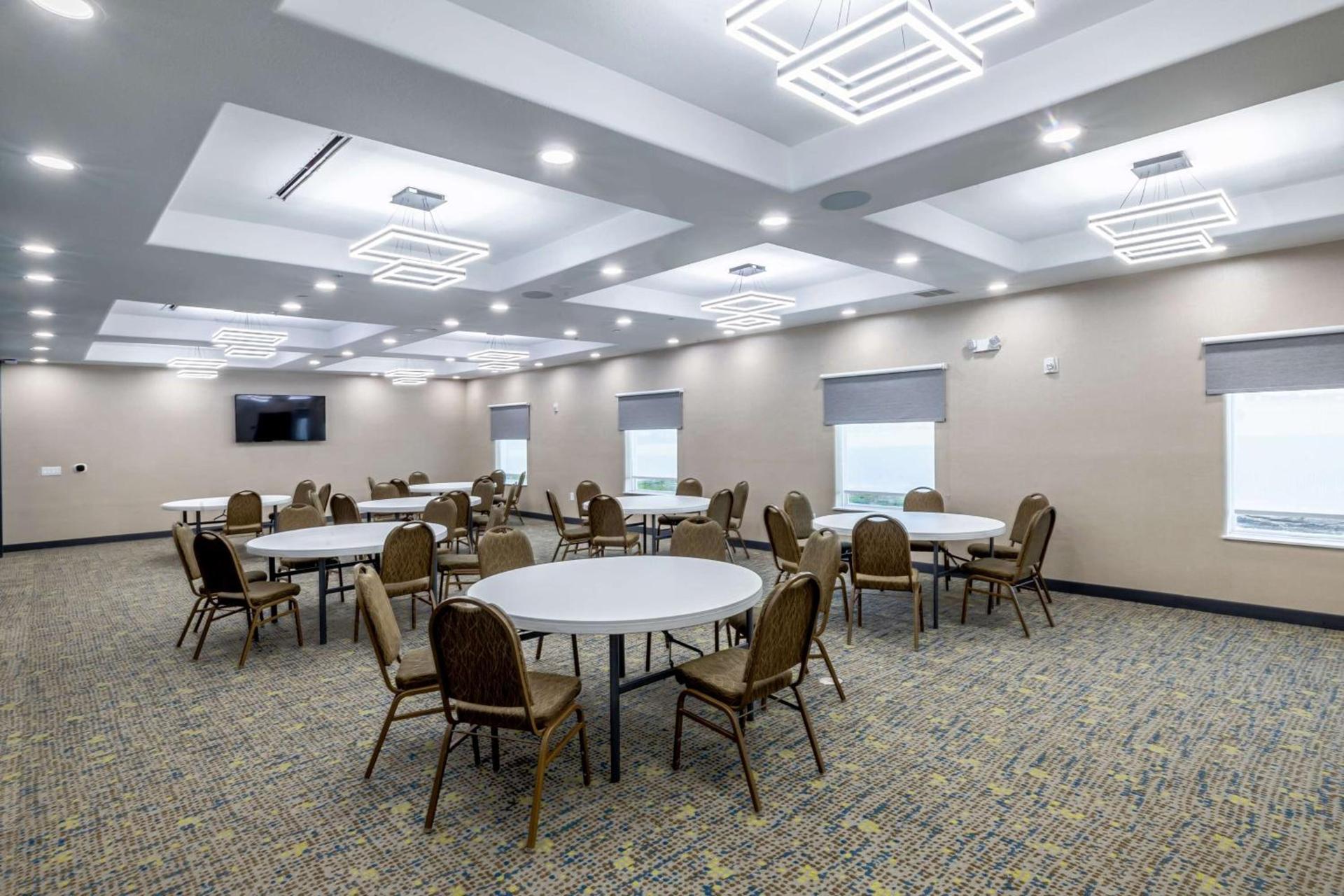 Hampton Inn & Suites Cleburne photo 44