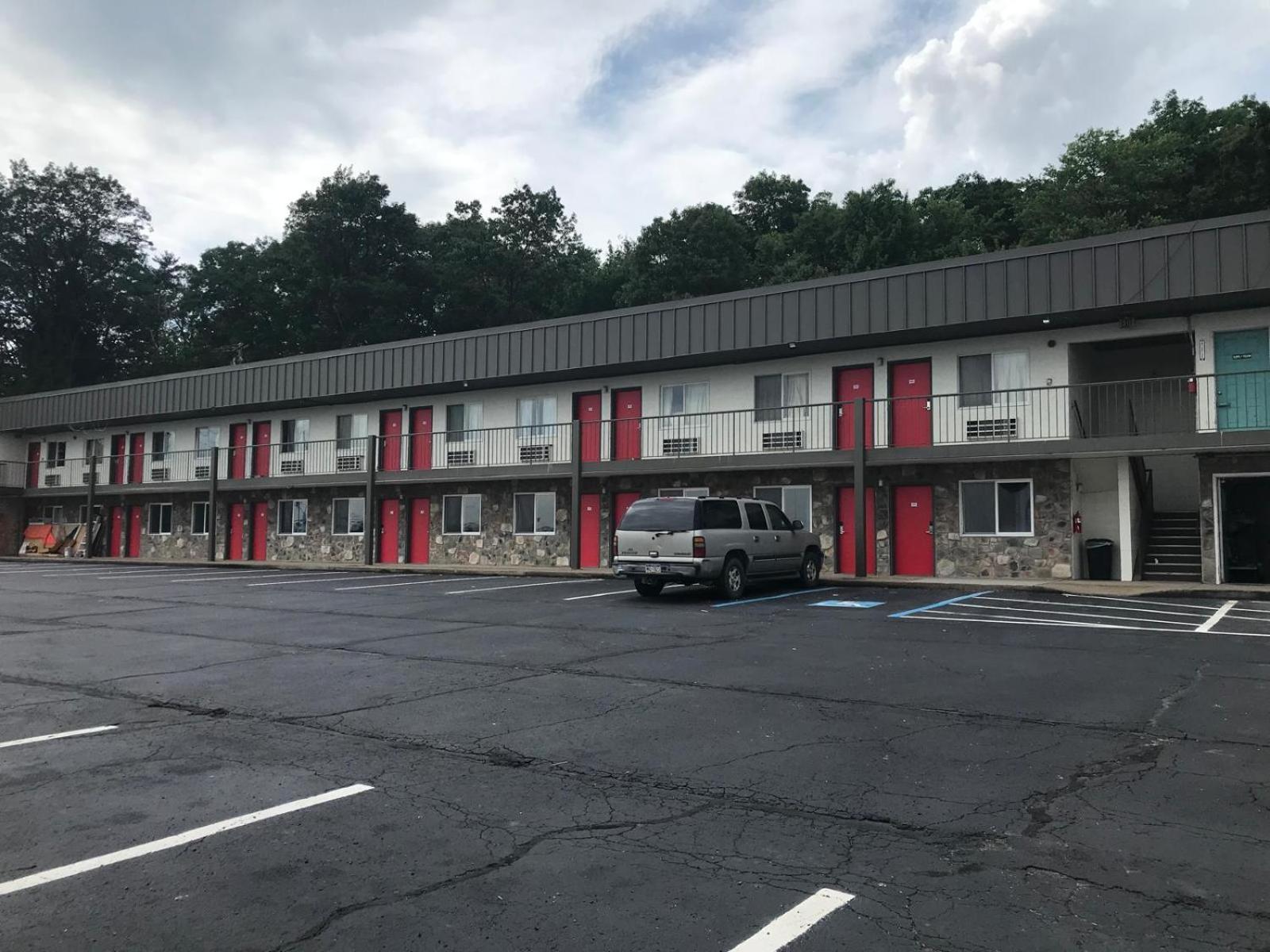 Super 8 by Wyndham Hazleton photo 2