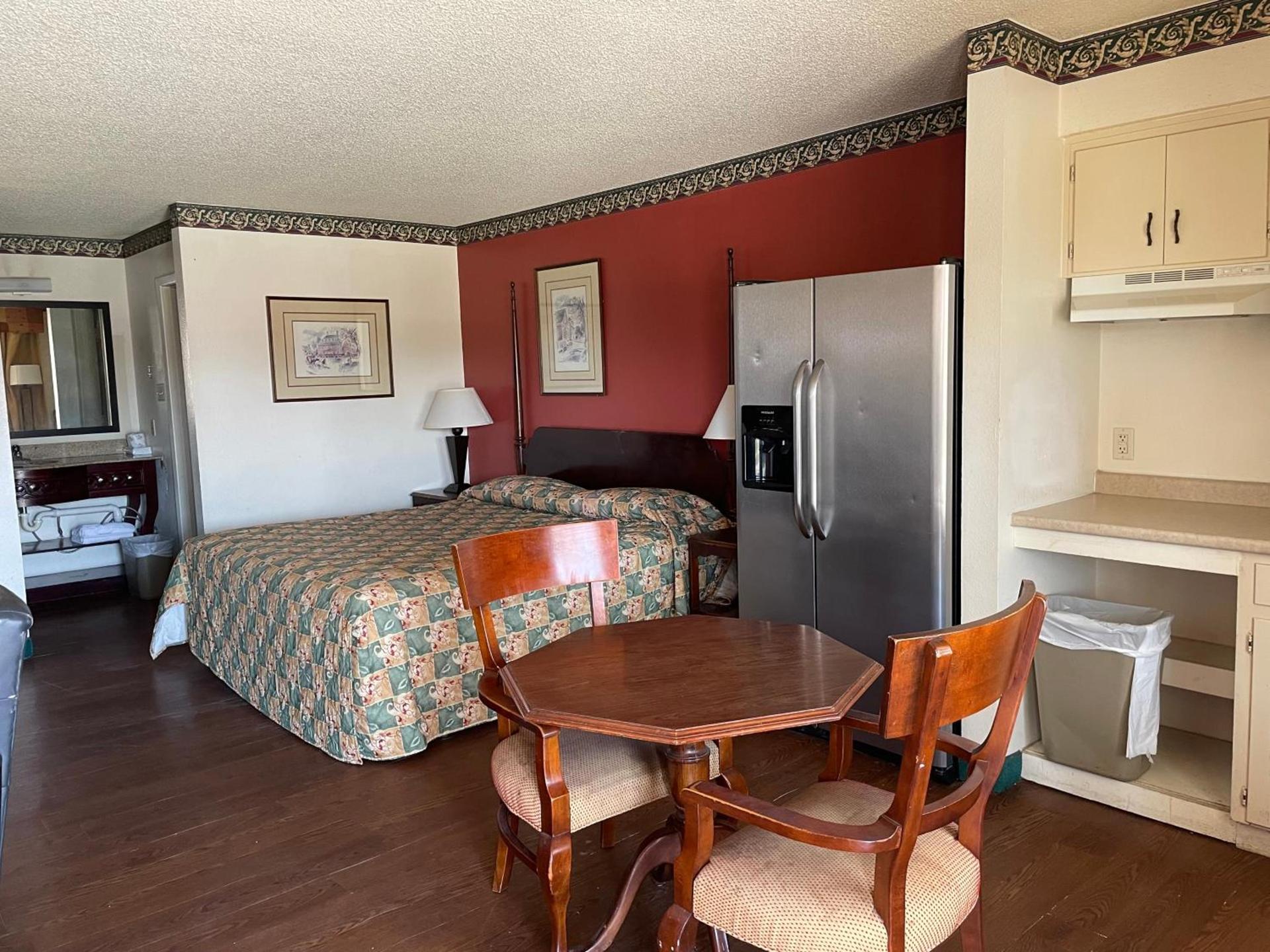 Granbury Inn and Suites photo 11