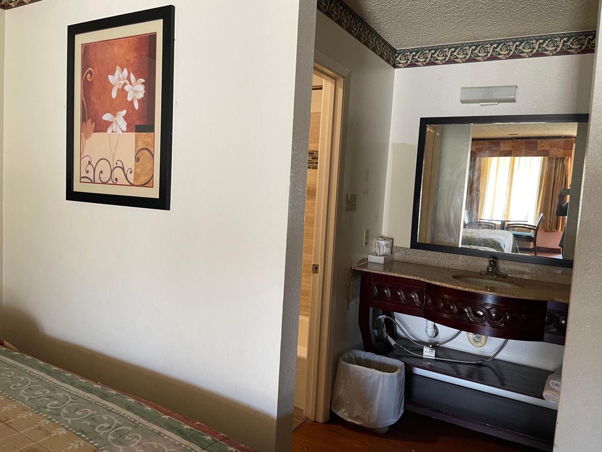 Granbury Inn and Suites photo 12