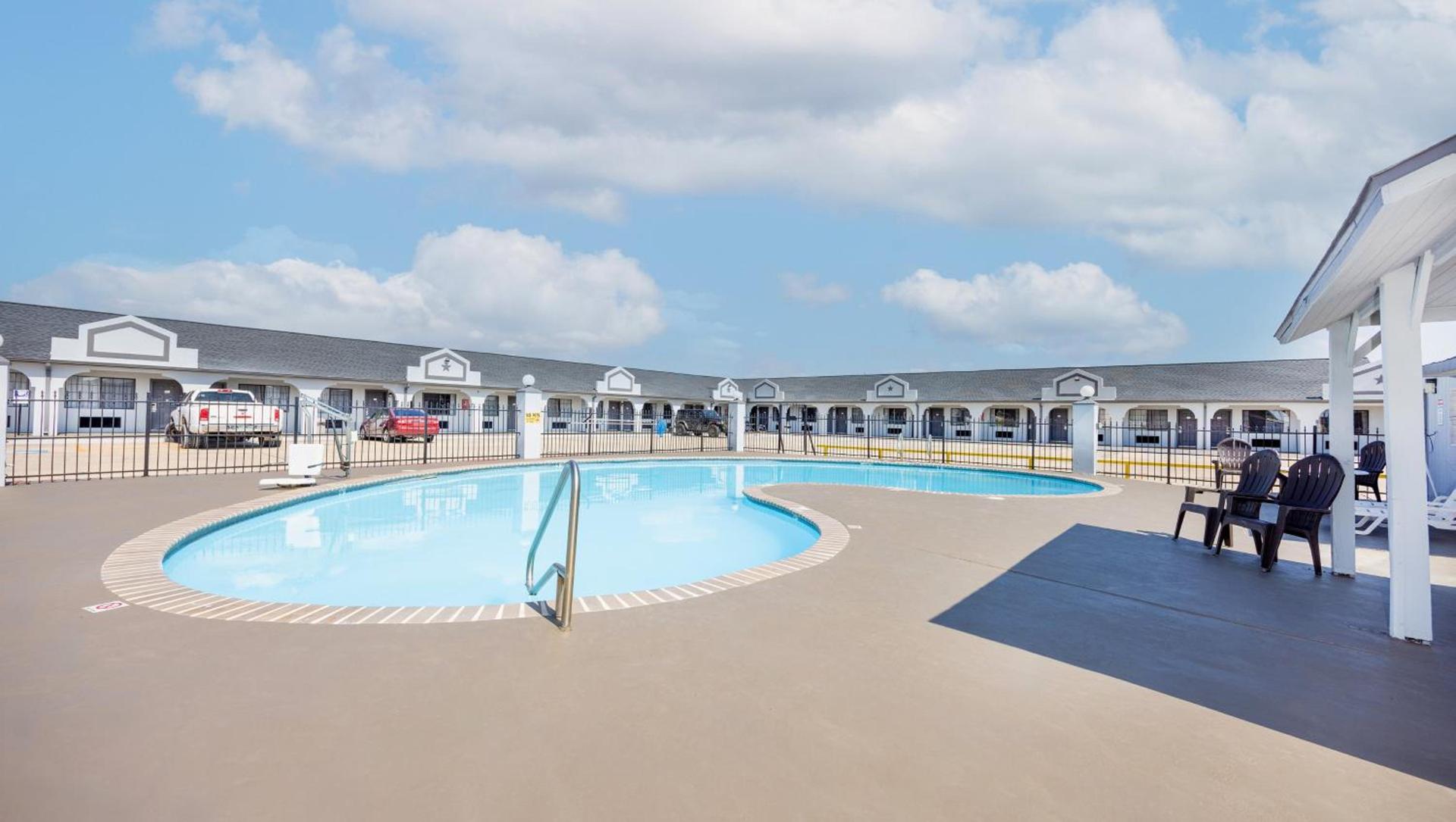 Executive Inn Hondo photo 16
