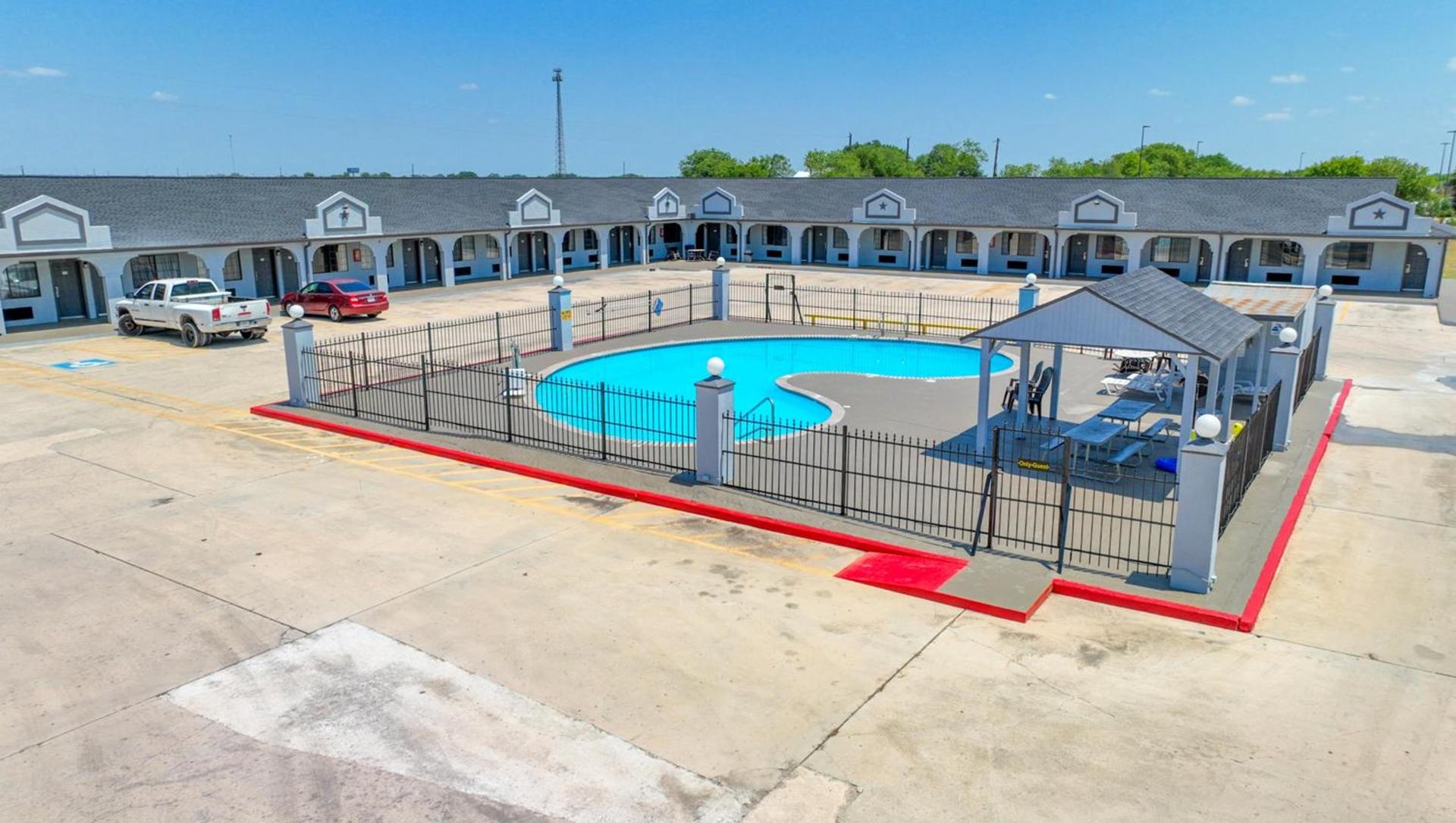 Executive Inn Hondo photo 25