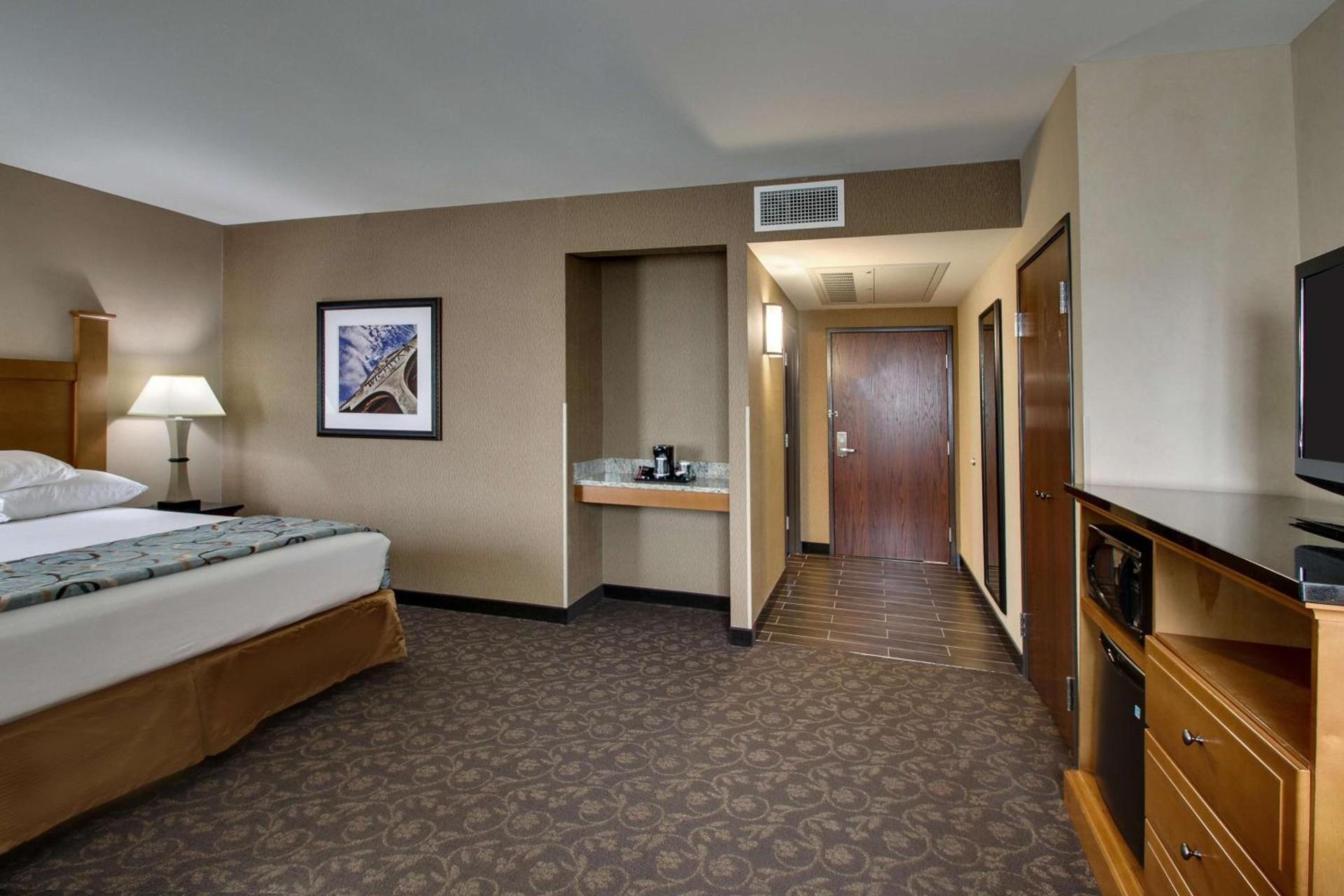Drury Plaza Hotel Broadview Wichita photo 38