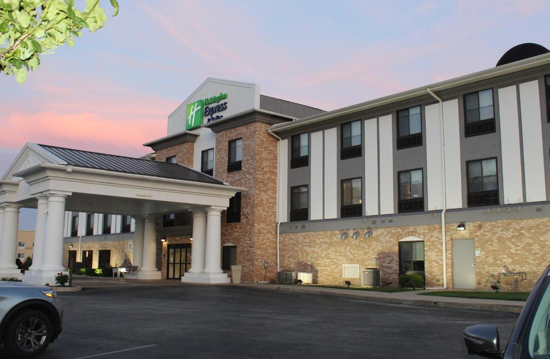 Holiday Inn Express & Suites Greenfield by IHG photo 42