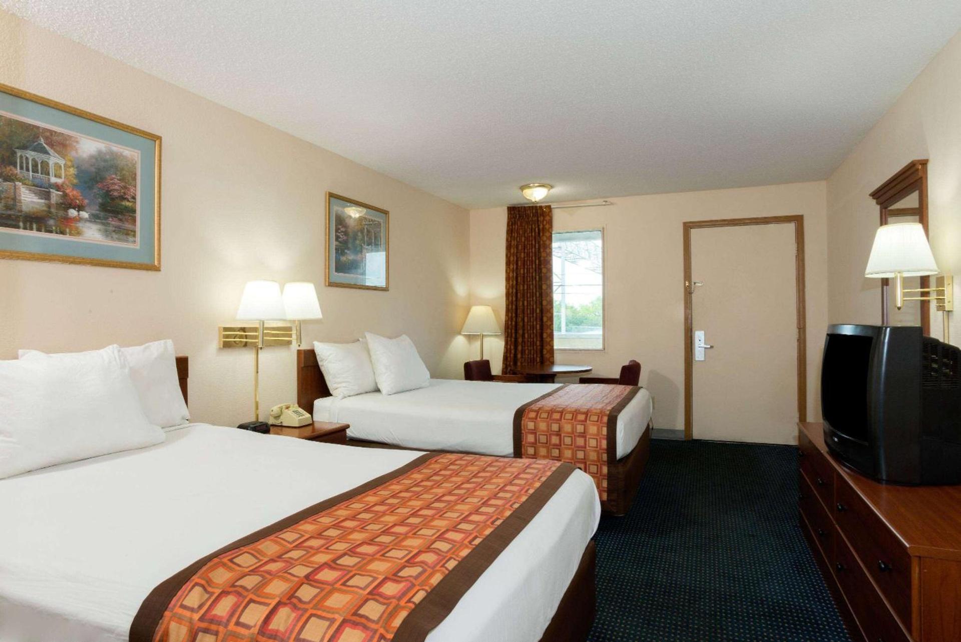Days Inn by Wyndham Indianapolis East Post Road photo 2