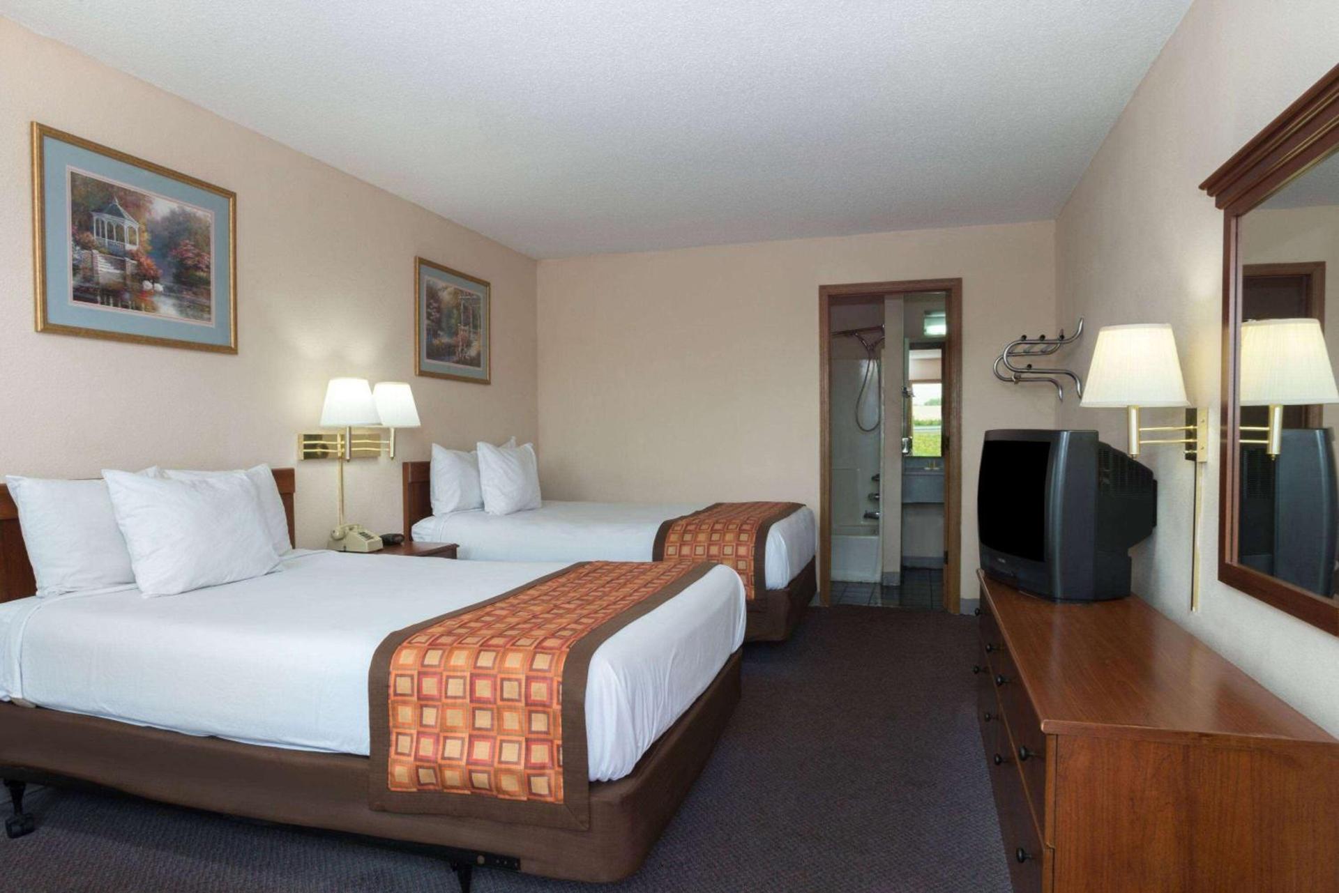 Days Inn by Wyndham Indianapolis East Post Road photo 3