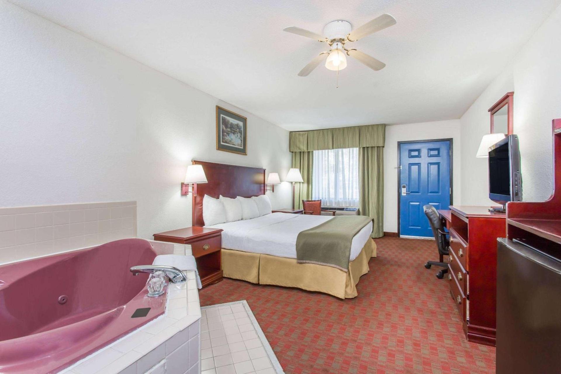 Baymont by Wyndham Manning photo 23