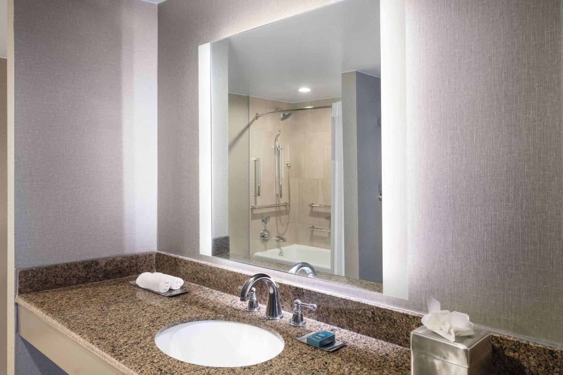 DoubleTree by Hilton Austin photo 32