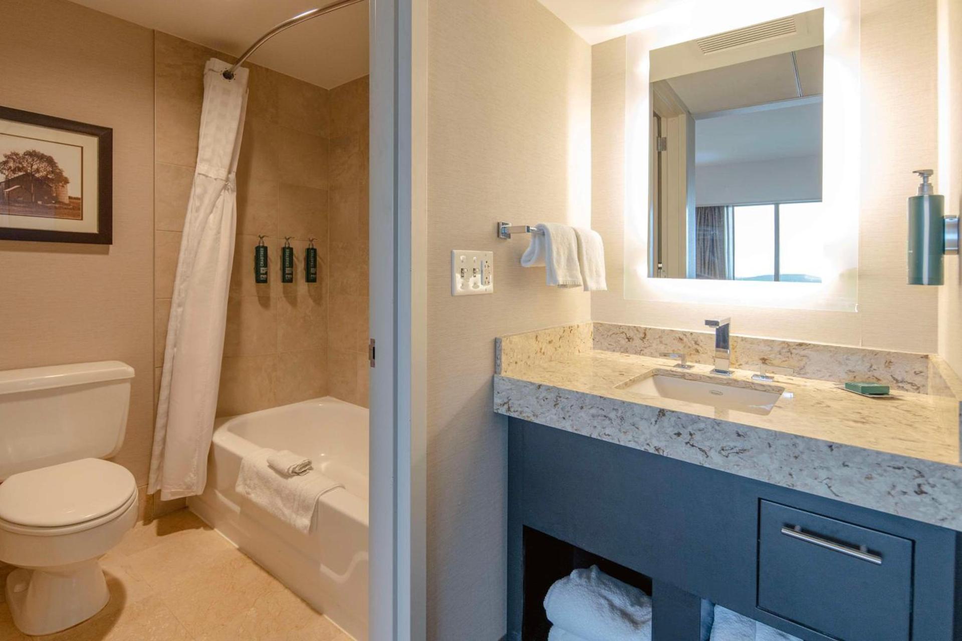 DoubleTree by Hilton Hotel Cedar Rapids Convention Complex photo 32