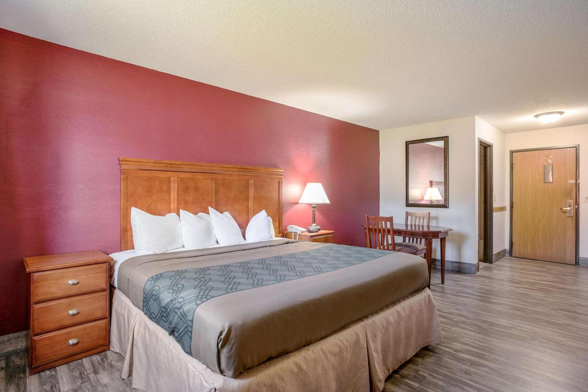 Econo Lodge Cedar Rapids South photo 6