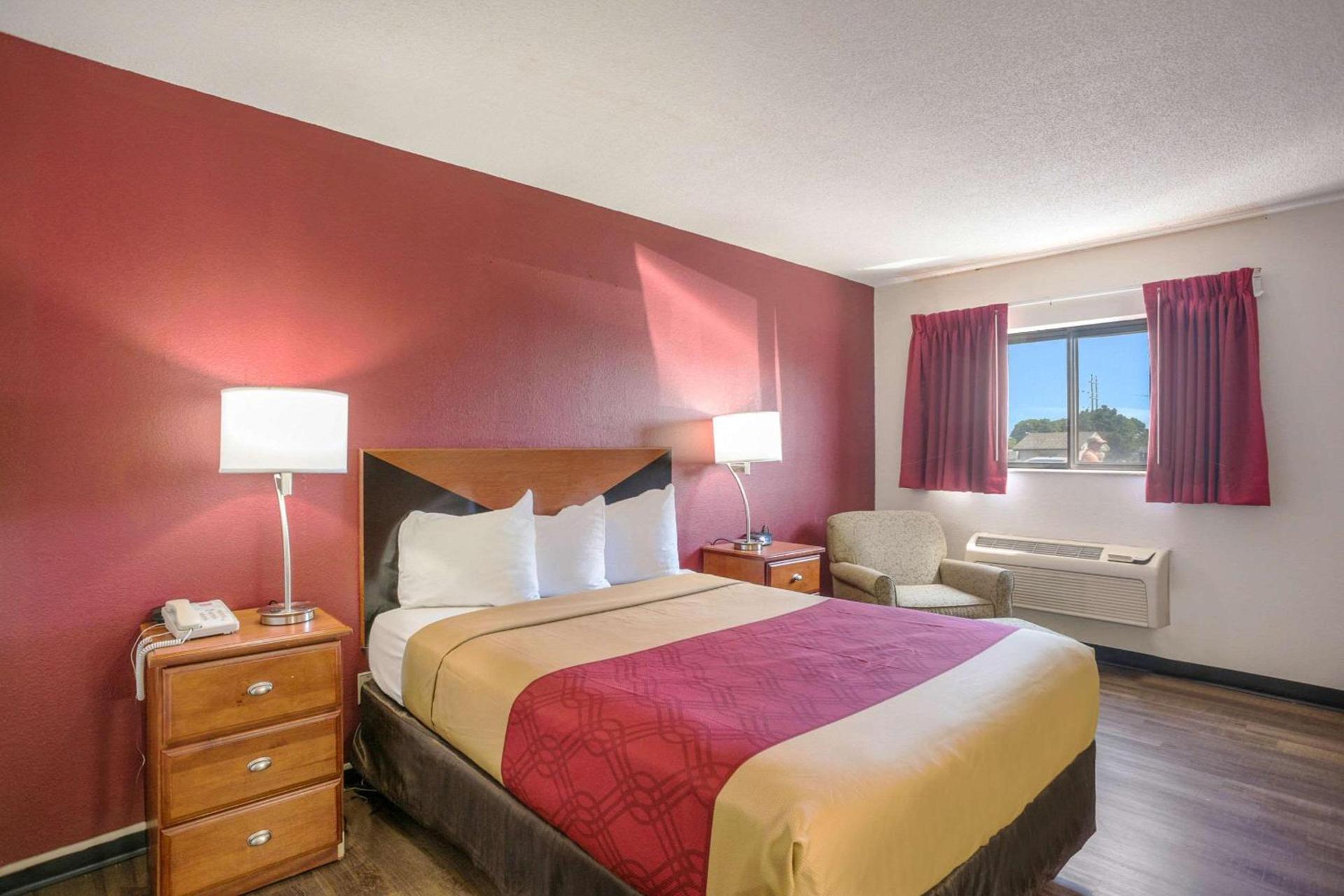 Econo Lodge Cedar Rapids South photo 7