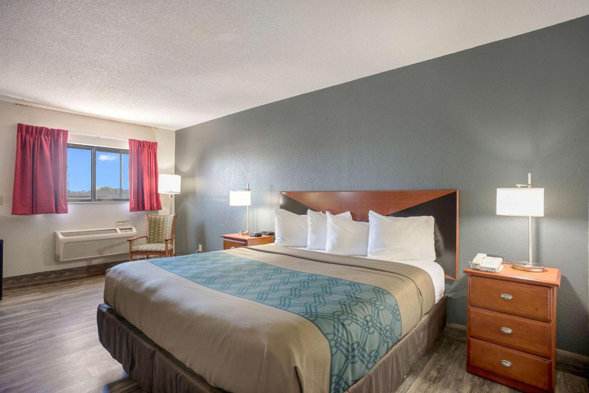 Econo Lodge Cedar Rapids South photo 11