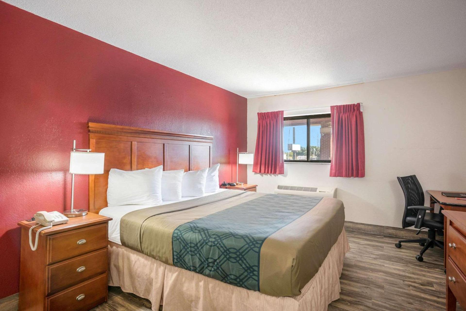Econo Lodge Cedar Rapids South photo 14