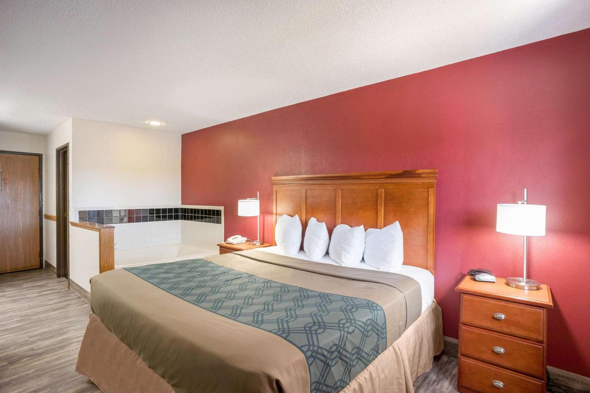 Econo Lodge Cedar Rapids South photo 15