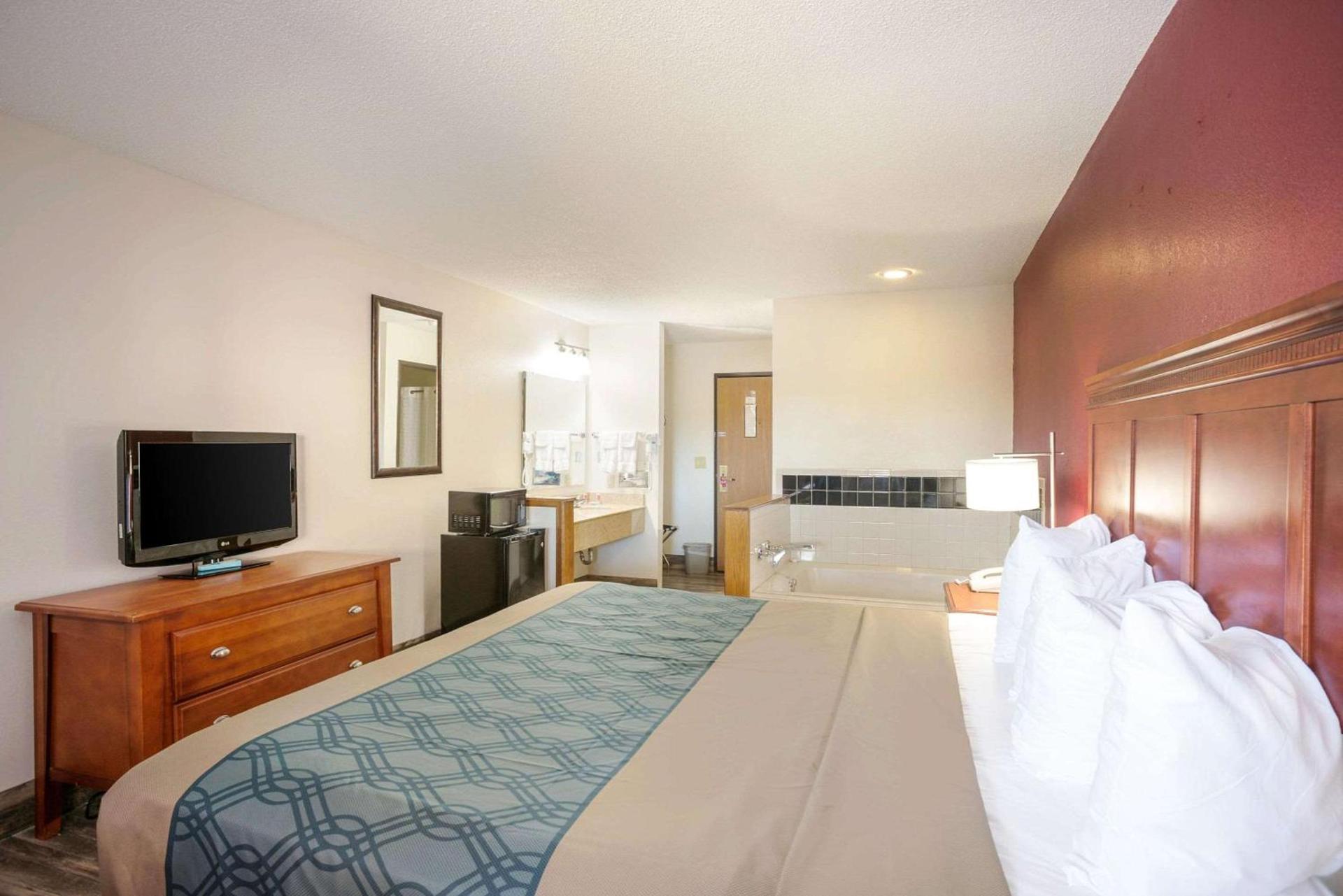 Econo Lodge Cedar Rapids South photo 16
