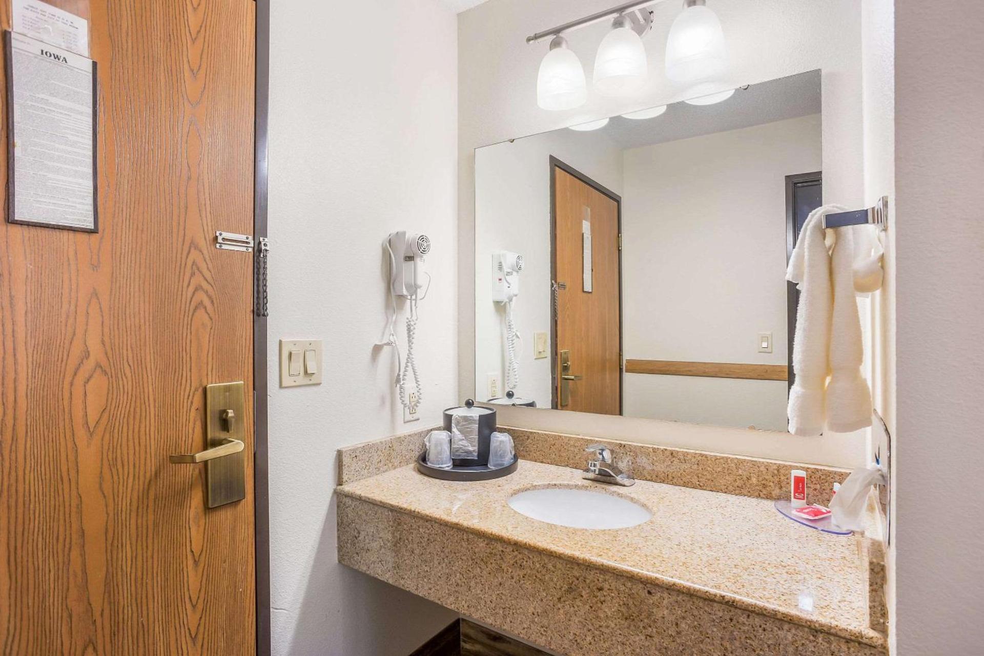 Econo Lodge Cedar Rapids South photo 20