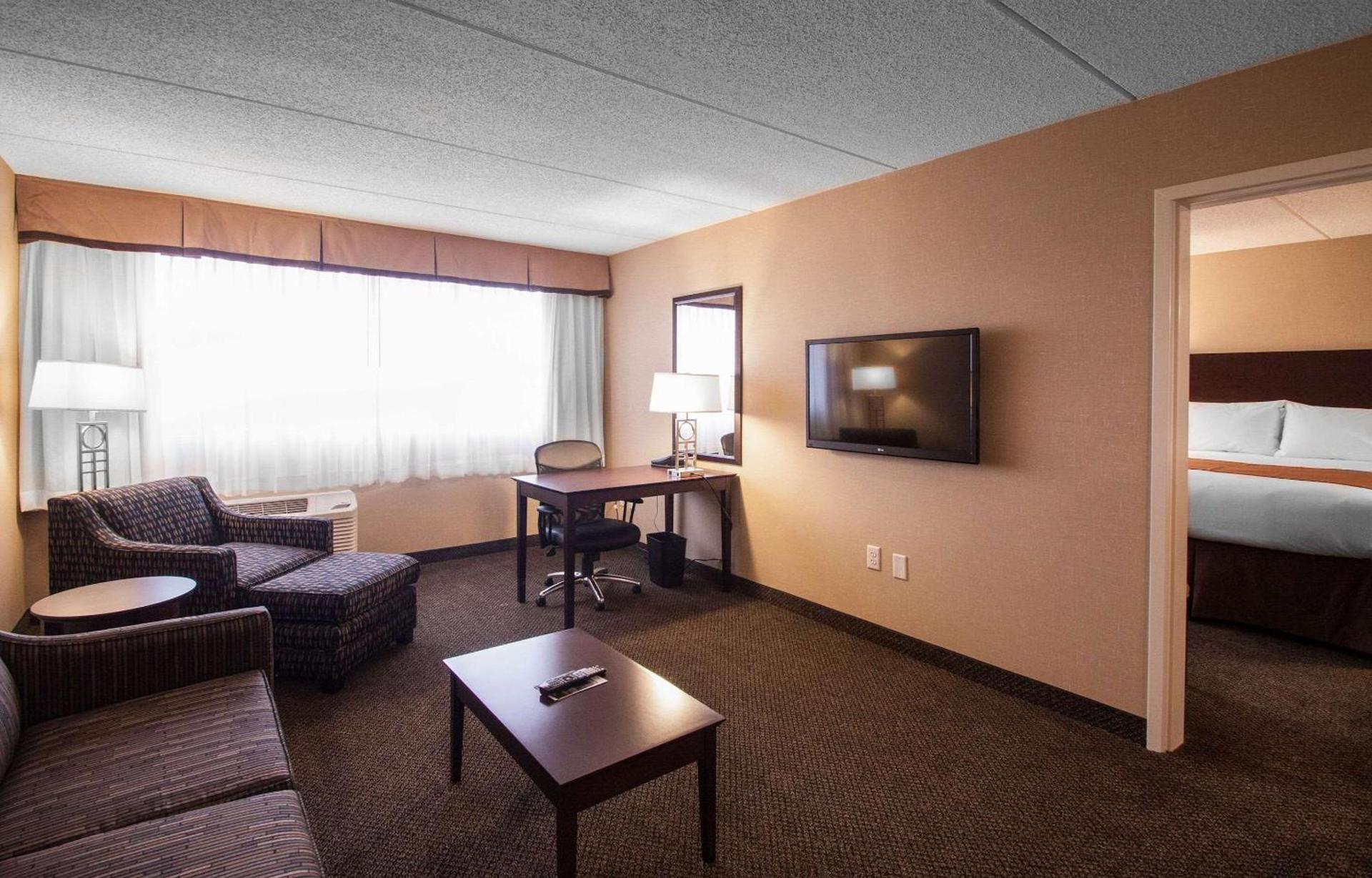 Garner Hotel Wadsworth by IHG photo 16