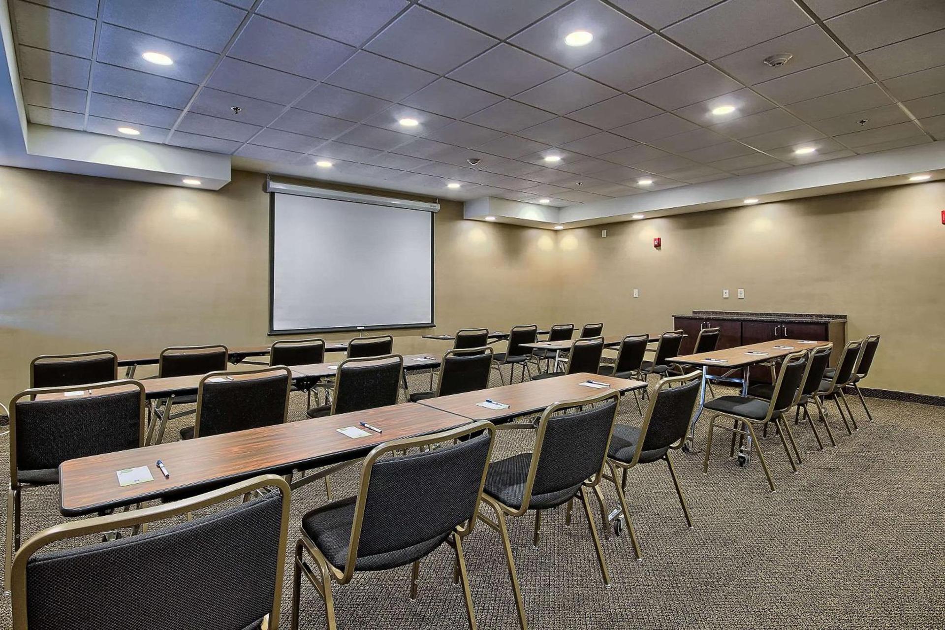 Garner Hotel Wadsworth by IHG photo 25
